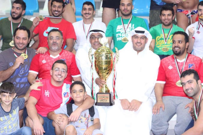 اللاعبون ومسؤولي اللعبة مع الكاس ﻿