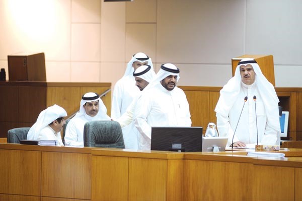 الشيخ سلمان الحمود والشيخ احمد المنصور واركان الشباب والرياضة خلال الجلسة امس	هاني الشمري