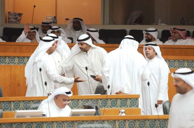 الشيخ محمد العبدالله بين النواب
﻿