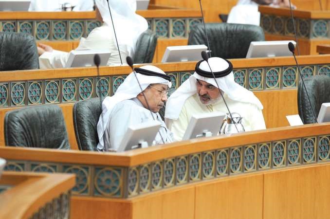الشيخ خالد الجراح وصالح عاشور في حوار جانبي
﻿