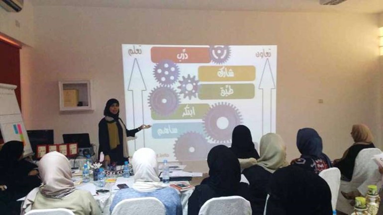 فاطمة علي تتحدث لمديري المدارس