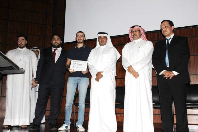 الشرهان من الخليج والمطيري من الجامعة المفتوحة يكرمان احد الطلبة