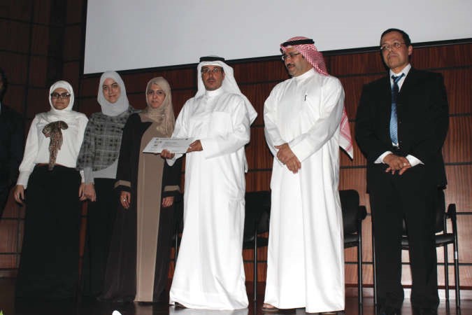 دصلاح الشرهان من جامعة الخليج ودنايف ابجاد المطيري يكرمان الطلبة