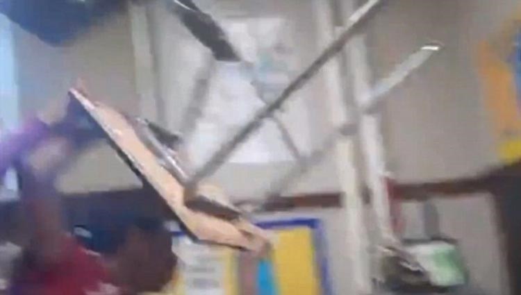 بالفيديو والصور.. طالب يهاجم معلمته ويحاول ضربها بالكرسي