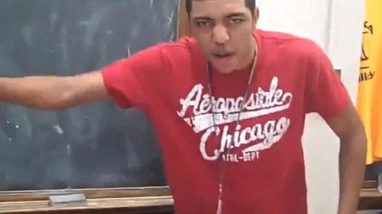 بالفيديو والصور.. طالب يهاجم معلمته ويحاول ضربها بالكرسي