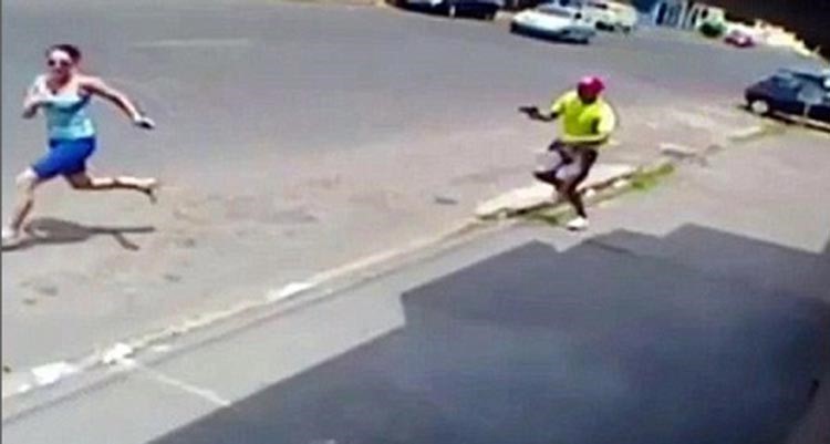  بالفيديو والصور.. شرطي برازيلي يطارد زوجته في الشارع ويقتلها بـ11 رصاصة 