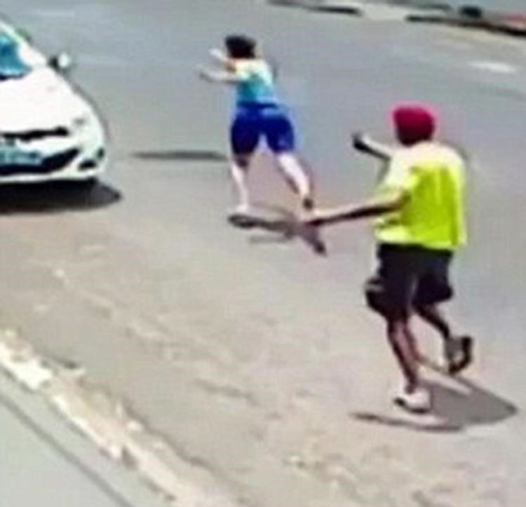  بالفيديو والصور.. شرطي برازيلي يطارد زوجته في الشارع ويقتلها بـ11 رصاصة 