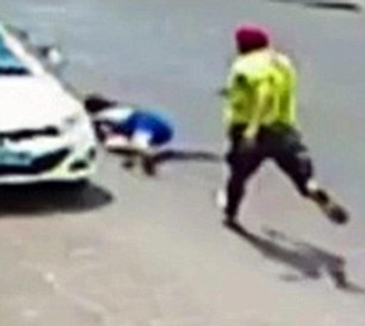  بالفيديو والصور.. شرطي برازيلي يطارد زوجته في الشارع ويقتلها بـ11 رصاصة 