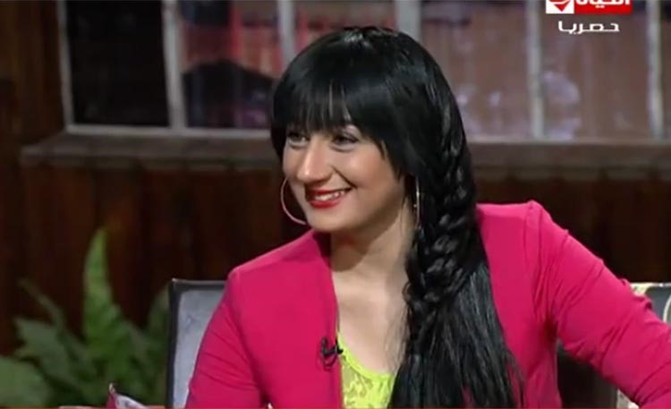 بالفيديو.. مصرية بحملة لا للتحرش لمذيع على الهواء: "أنا عاوزة أبوسك".. ويرد: روحي اتجوزي