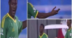 بالفيديو.. لاعب يجد هاتفاً على أرض الملعب في الدوري السعودي!