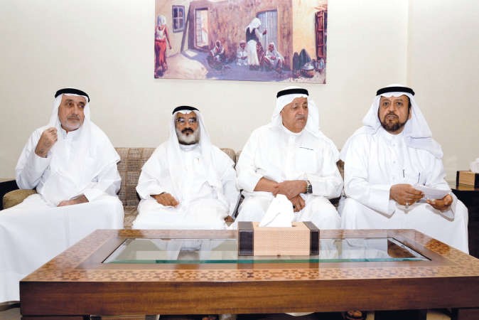 عبدالهادي الصالح وعلي المؤمن ودعجيل النشمي وموسى معرفي خلال الجلسة الحوارية