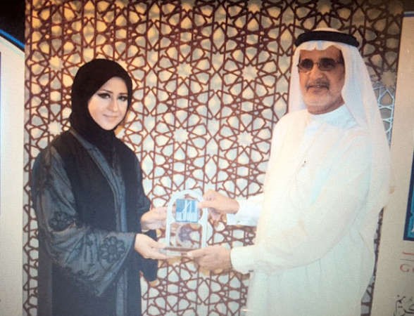 مريم الطبيخ تتسلم درعا من دسعيد عبدالله حارب نائب رئيس اللجنة المنظمة لجائزة دبي الدولية للقران الكريم
