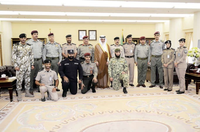 رئيس مجلس الامة مرزوق الغانم مكرما الضباط المشاركين في ترتيبات حفل افتتاح دور الانعقاد بحضور اللواء خالد الوقيت
