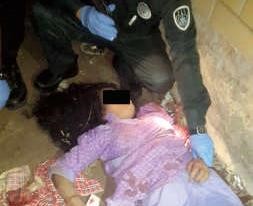 احد فنيي الادلة الجنائية يعاين جثة المجني عليها 