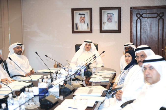 الشيخ سلمان الحمود خلال اجتماعه مع الجهات المشاركة في المهرجان
