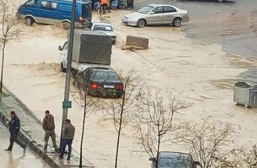 بالفيديو والصور.. سيول جارفة تجتاح العاصمة الأردنية.. ووفاة طفلين مصريين غرقاً 