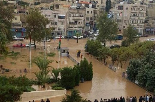 بالفيديو والصور.. سيول جارفة تجتاح العاصمة الأردنية.. ووفاة طفلين مصريين غرقاً 
