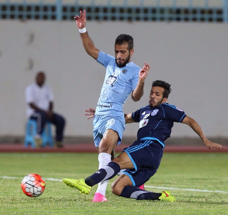 لاعب السالمية نايف زويد يمر من امام مدافع اليرموك فهد صباح