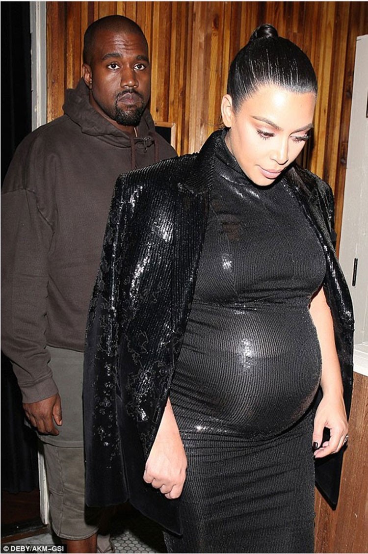 بالصور.. كيم كاردشيان تفاجئ الجميع ببطن منتفخ في عيد ميلاد شقيقتها