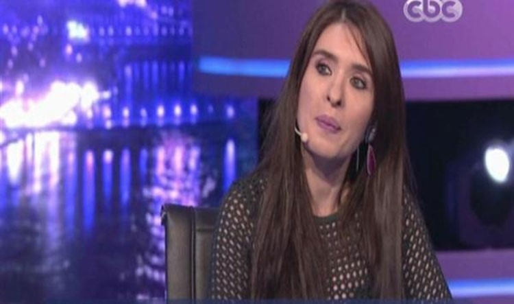  بالفيديو.. دينا تكشف تفاصيل إحراج عمرو دياب لها أمام "هيفاء"