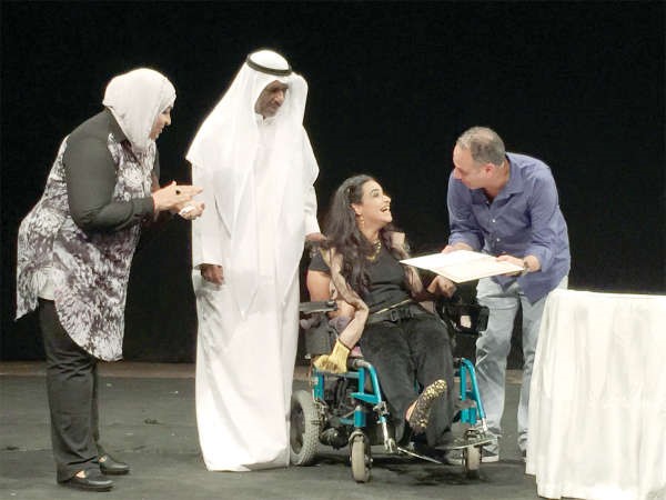صالح الحمر ومبارك المزعل ونورة العتال يكرمون عائشة الحشاش لمشاركتها في العرض المسرحي