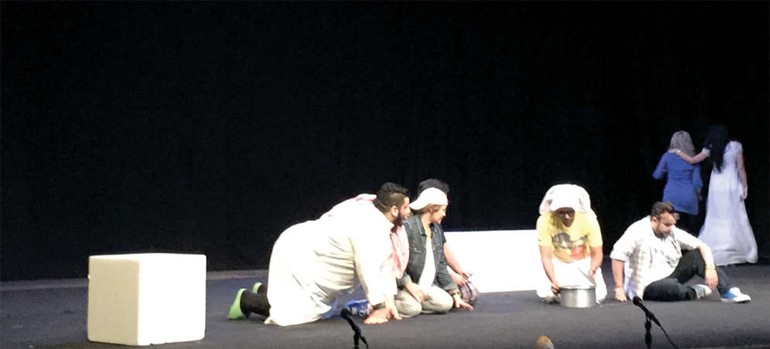 تكريم المشاركين في ورشتي «إعداد الممثل والكتابة المسرحية» بعرض «الرجل البخيل»