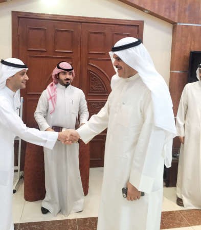 وزير الاعلام مصافحامراقب مذيعي الاذاعة حسن الهاملي