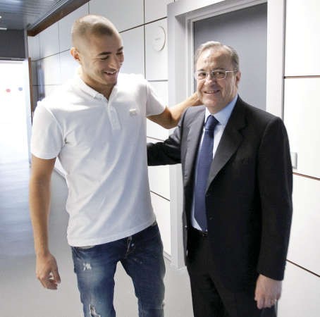 رئيس نادي ريال مدريد فلورنتينو بيريز لدى استقباله بنزيمة