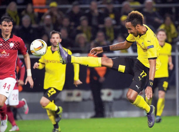 لاعب دورتموند ايمريك اوباميانغ يحاول ترويض الكرة