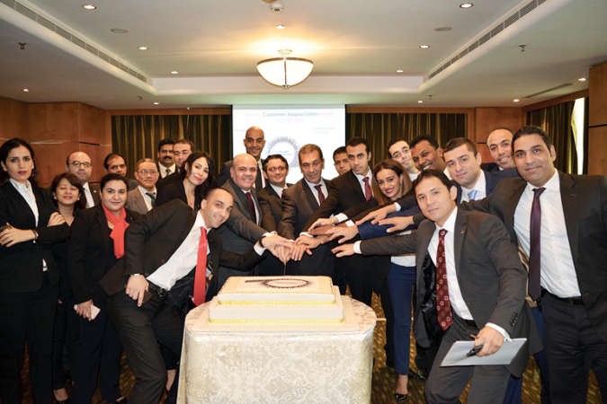  ومشاركة بقطع كيكة الحفل﻿