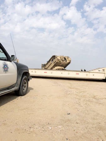 رجال الامن في موقع سقوط الدبابة ﻿