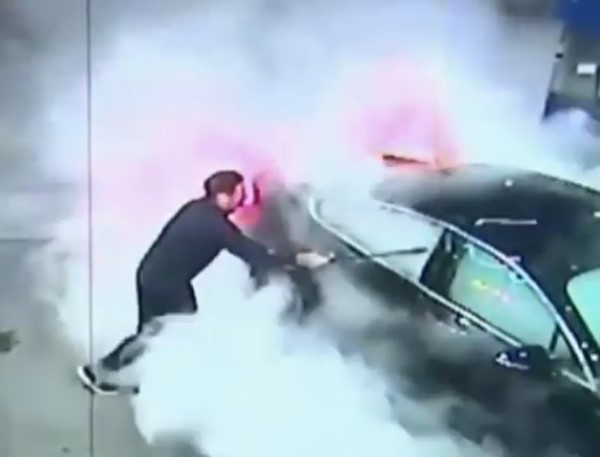 بالفيديو.. إنقاذ مثير لسيدة من الموت داخل سيارتها