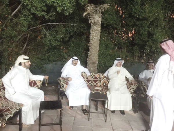 النائب فارس العتيبي متحدثا للحضور في ديوان عبدالعزيز الحمد﻿