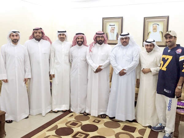عدد من اهالي مدينة جنوب المطلاع خلال اجتماعهم ﻿