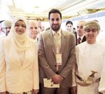 دمحمد المطيري يتوسط داحمد السعيدي ودراوية البوسعيدية