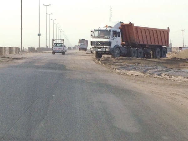 شاحنة تقطع الطريق معرضة حياة الاخرين للخطر﻿