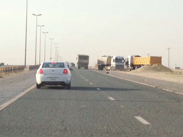 طريق الوفرة مزدحم بالشاحنات غير الملتزمة بالقانون﻿