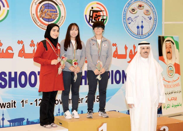 عبيد العصيمي مع الفائزات بالمراكز الاولى ﻿