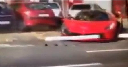 بالفيديو.. تحطمت سيارته الفيراري بعد دقائق من شرائها