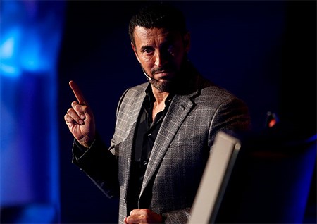 بالصور.. وسامة كاظم الساهر تخطف الأنظار في ثاني حلقات المواجهة 