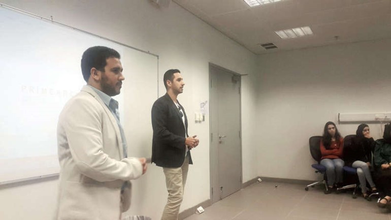 الحسيني وعبدالرزاق خلال المحاضرة﻿