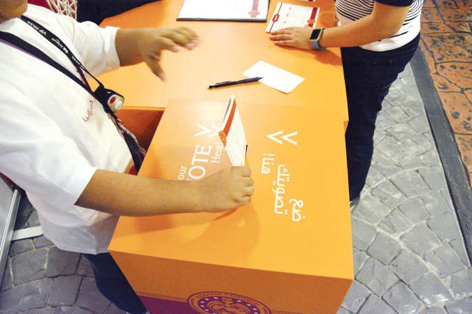 احد الاطفال يصوت لمرشحه المفضل