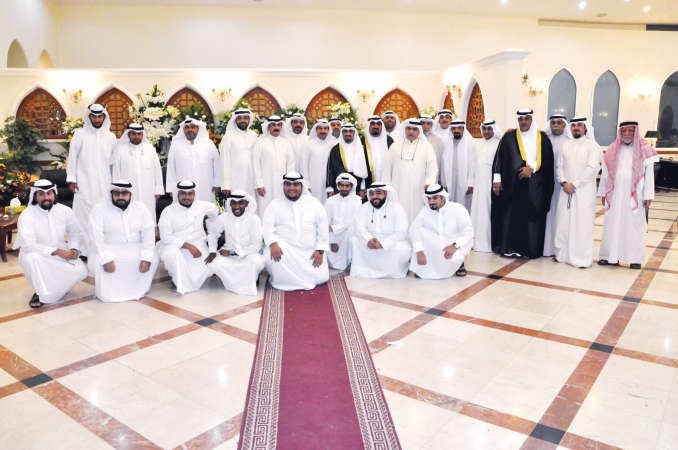 المعرس احمد الخباز متوسطا عددا من الاهل والاصدقاء في لقطة تذكارية﻿