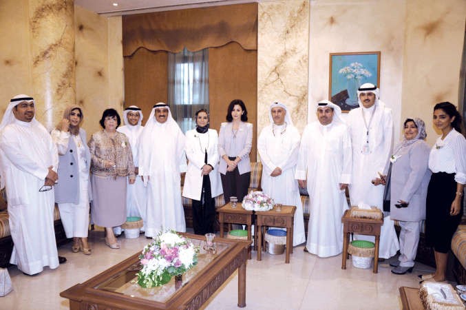 الشيخة الزين الصباح ودحامد العبدالله ودامثال الحويلة وعدد من الحضور عقب افتتاح الحملة ﻿