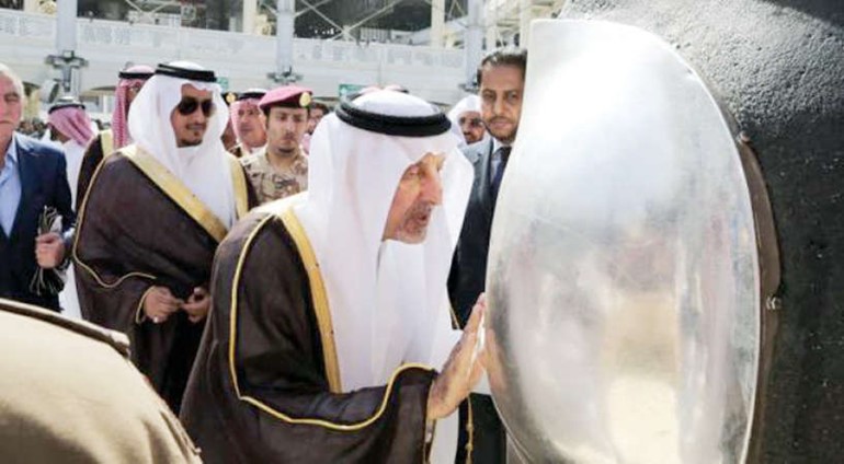 صاحب السمو الملكي الامير خالد الفيصل مقبلا الحجر الاسود﻿