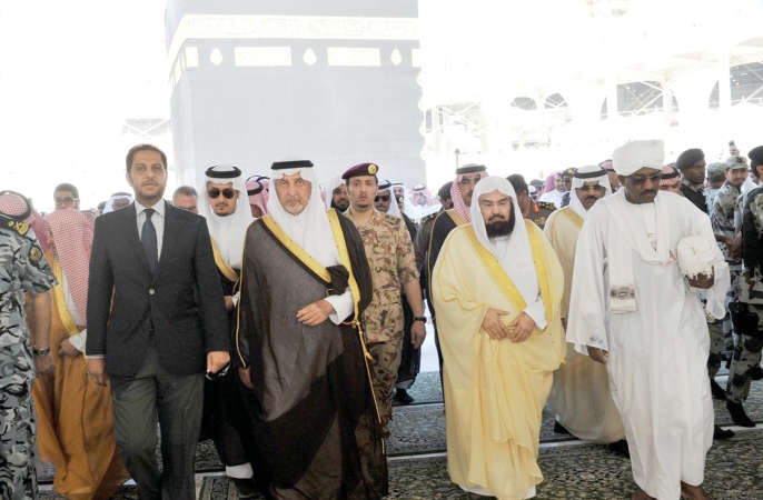 امير مكة والشيخ عبدالرحمن السديس وعدد من الحضور﻿