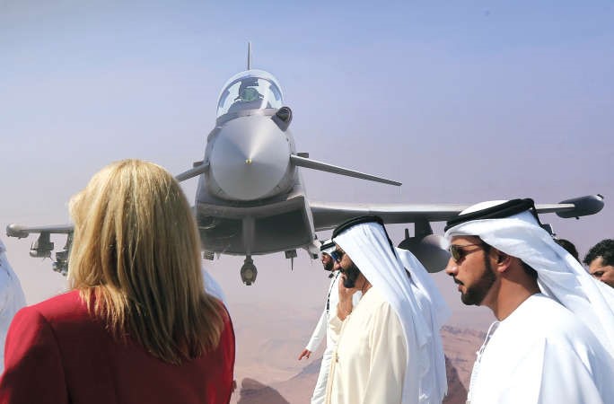 الشيخ محمد بن راشد يتحدث على الهاتف خلال معرض دبي للطيران	افپ﻿