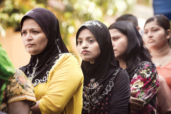  ومسلمات خلال الانتظار امام مركز اقتراع في منطقة رانجون