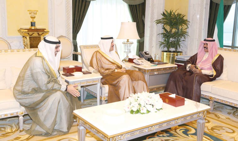 سمو ولي العهد الشيخ نواف الاحمد مستقبلا الشيخ سلمان الحمود والشيخ محمد العبدالله