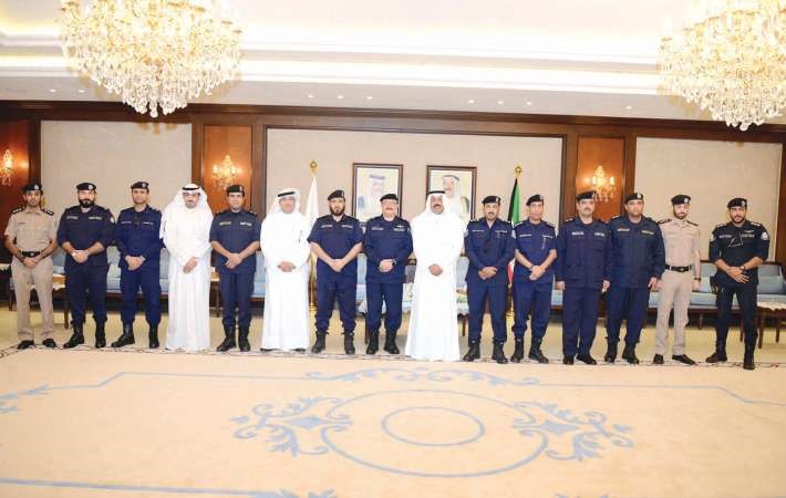  الفريق اول م الشيخ احمد النواف متوسطا عددا من القيادات الامنية العاملة في محافظة حولي 